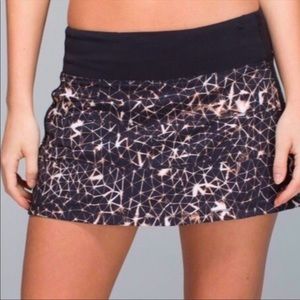 Lululemon Pace Rival Mid-Rise Skirt - black and gold size 10
